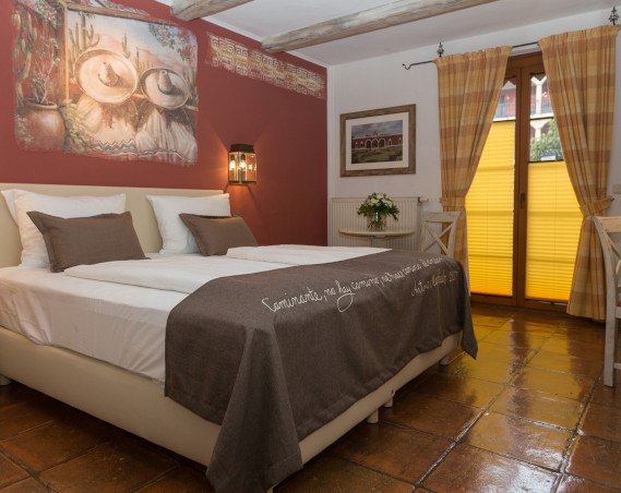 De slaapkamer en hotelkamer van Hotel el Andalux Europa Park zijn zeer luxe