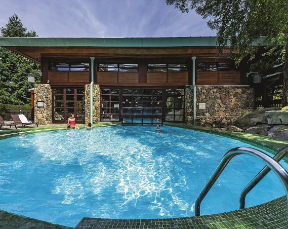 Ga naar het zwembad nadat je bij Eurodisney bent geweest bij Hotel Sequoia Lodge
