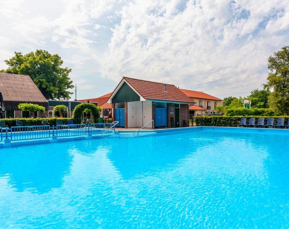 Spring in het diepe in het zwembad bij Landal Duc de Brabant