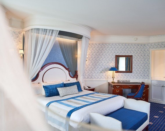 De slaapkamer en hotelkamer van Newport Bay Club Hotel zijn bijzonder mooi