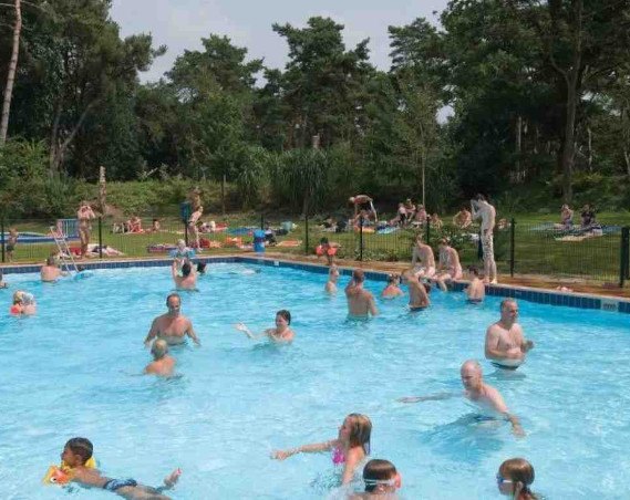 Geniet van het zwembad bij Roompot Bungalowpark de Katjeskelder 